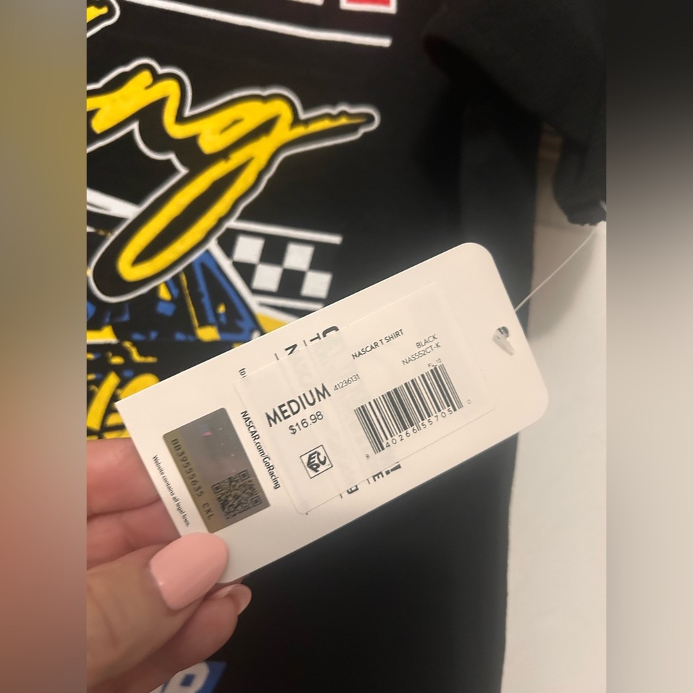 π5/$15 Nascar Racing Black Tee with Vibrant Car Design, NEW - Picture 3 of 3